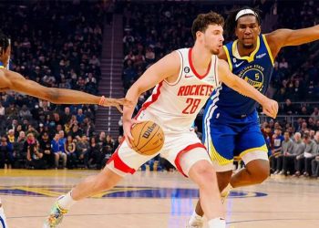 Oyunu yönlendiren bir basketbolcu haline geldi