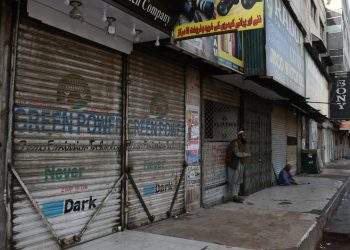 Pakistan’da enflasyona tepki gösteren esnaf, kepenk indirdi