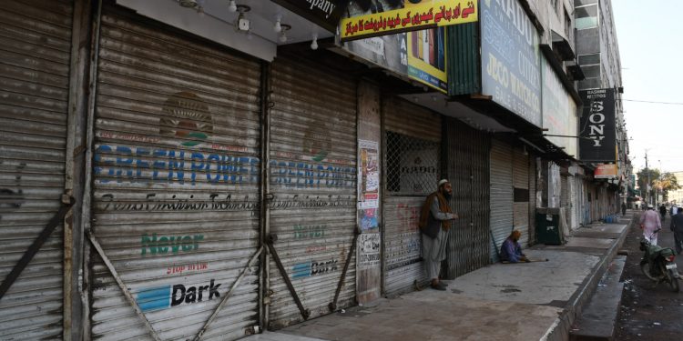 Pakistan’da enflasyona tepki gösteren esnaf, kepenk indirdi