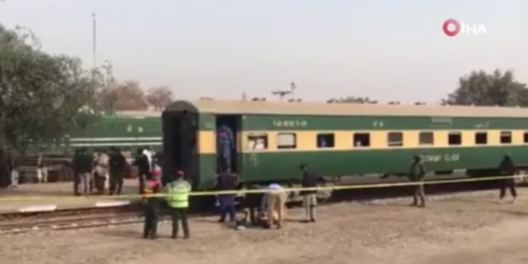 Pakistan'da, trende patlama 1 kişi hayatını kaybetti, 4 kişi yaralandı