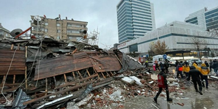 Pazarcık'ta 5.5 büyüklüğünde deprem