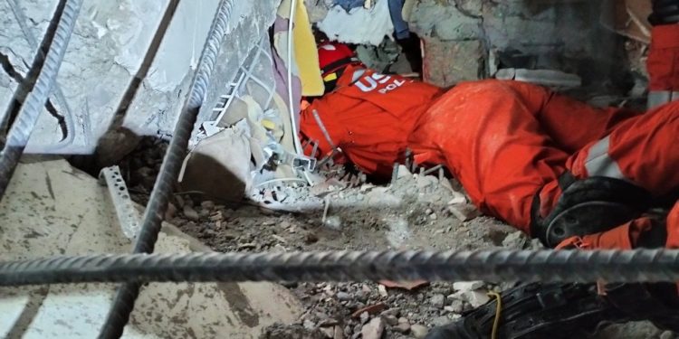 Polonyalı itfaiyeciler Adıyaman'da enkaz altından 10 kişiyi kurtardı