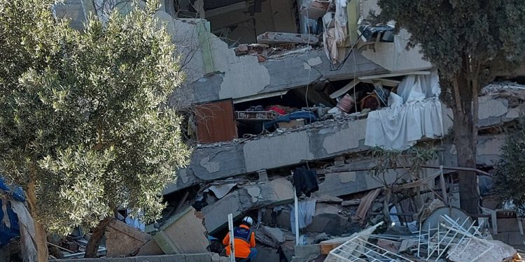 Prof. Dr. Ercan, ‘Acele etmeyin’ diyerek uyardı: Göçük altında en az 90 bin kişi var
