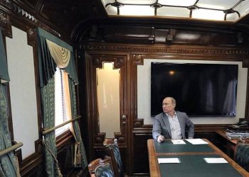 "Putin zırhlı bir trende, kendisi için özel inşa edilmiş tren istasyonlarını kullanarak seyahat ediyor"
