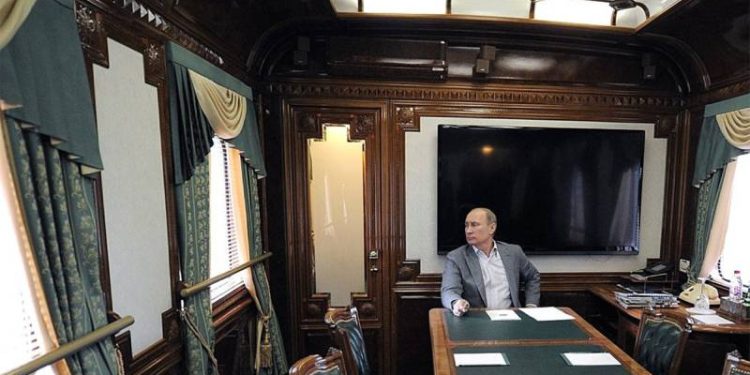 "Putin zırhlı bir trende, kendisi için özel inşa edilmiş tren istasyonlarını kullanarak seyahat ediyor"