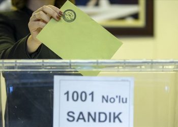 Reuters'a konuşan AKP'li yetkiliden seçim yorumu: 'Biraz erteleme olmalı'