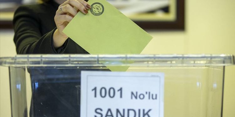 Reuters'a konuşan AKP'li yetkiliden seçim yorumu: 'Biraz erteleme olmalı'