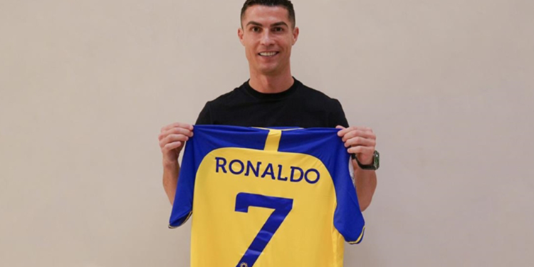 Ronaldo'nun forması depremzedeler için açık artırmaya çıktı