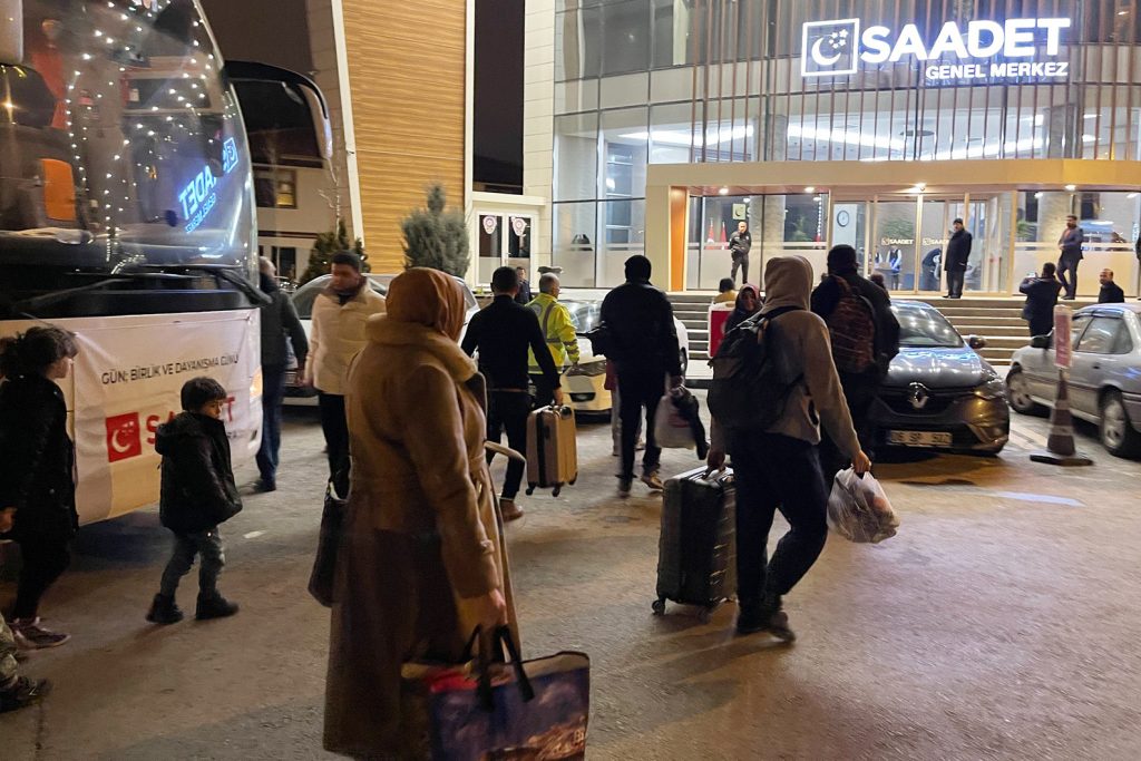 Saadet Partisi, genel merkez binasını depremzedelerin kullanımına açtı