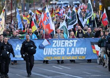 Sağ popülist ve her şeye karşı