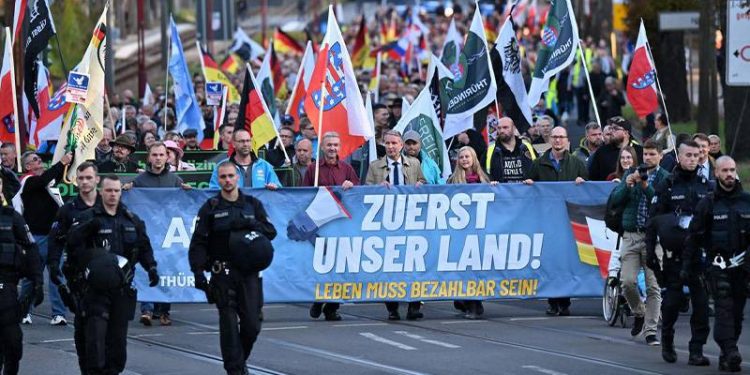 Sağ popülist ve her şeye karşı