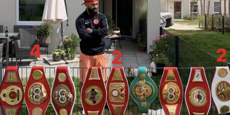 Şampiyon boksör Ünsal Arık depremzedeler için kemerlerini satışa çıkardı