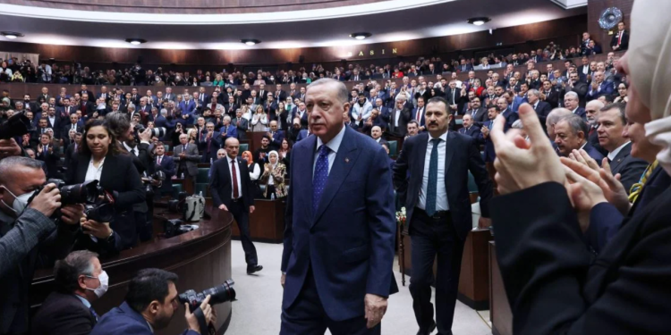 'Saray'ın AKP Genel Merkezi'ne verdiği çok ödev var, bunlar ciddi sorularla dolu'