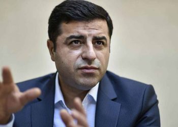 Eski HDP Eş Genel Başkanı Selahattin Demirtaş, sosyal medya hesabından yaptığı paylaşımda Cumhurbaşkanı ve AKP Genel Başkanı Recep Tayyip Erdoğan'ın Emeklilikte Yaşa Takılan (EYT) vatandaşları "yıllarca oyaladığını" ve seçimi kaybedeceğini anlayınca "haklarını vereceğini söylediğini" ifade etti.