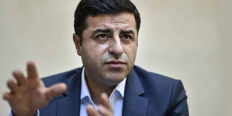 Eski HDP Eş Genel Başkanı Selahattin Demirtaş, sosyal medya hesabından yaptığı paylaşımda Cumhurbaşkanı ve AKP Genel Başkanı Recep Tayyip Erdoğan'ın Emeklilikte Yaşa Takılan (EYT) vatandaşları "yıllarca oyaladığını" ve seçimi kaybedeceğini anlayınca "haklarını vereceğini söylediğini" ifade etti.