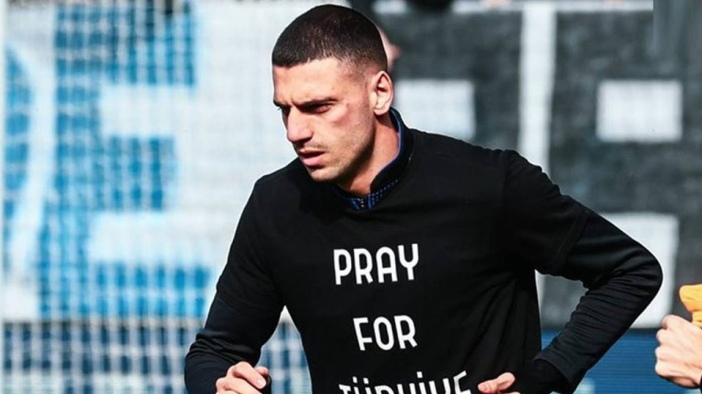 Serie A’da forma giyen Merih Demiral ısınmaya ’Türkiye için dua et’ tişörtüyle çıktı