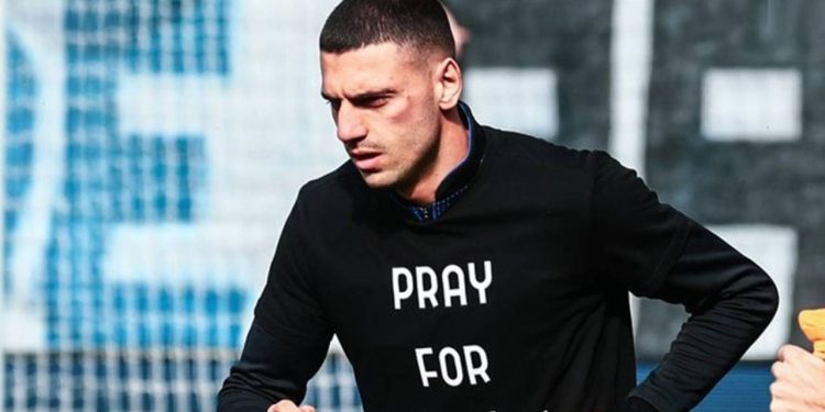 Serie A’da forma giyen Merih Demiral ısınmaya ’Türkiye için dua et’ tişörtüyle çıktı