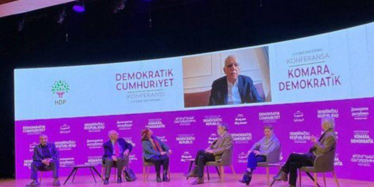 Sırrı Süreyya Önder'den öz eleştiri: Burada, cumhuriyet ile ilişkisi olan her kesime yer verilmiş ama LGBTİ+'lar ıskalanmış