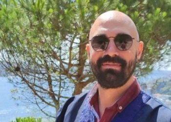 Siyaset bilimci Özgün Emre Koç, 'eleştirel deprem paylaşımları' nedeniyle gözaltına alındı