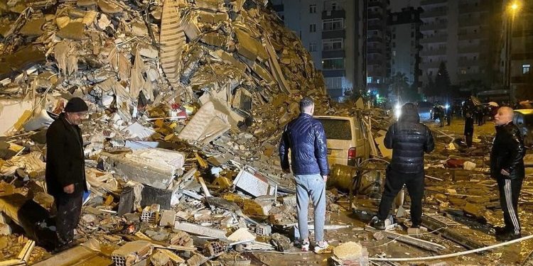 Siyasetçilerden deprem mesajları: Yaraları hep beraber saracağız
