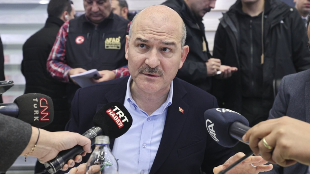 Soylu, 'hükümet istifa' diyen tribünleri tehdit etti: Mesaimizi bölmesinler, isterlerse rahat böleriz