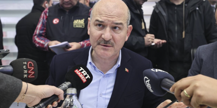 Soylu, 'hükümet istifa' diyen tribünleri tehdit etti: Mesaimizi bölmesinler, isterlerse rahat böleriz