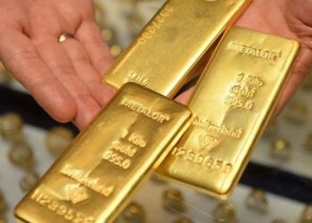 Sözcü yazarı Murat Muratoğlu, altın ithalatının geçici olarak durdurulduğuna ilişkin haberleri, "Türkiye'nin altın ithal edecek dövizi neredeyse bitti" diyerek yorumladı.