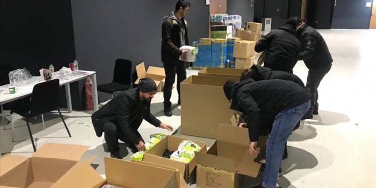 Spor tesisleri, yardım malzemesi toplama merkezi oldu; 20'den fazla TIR, bölgeye gönderildi