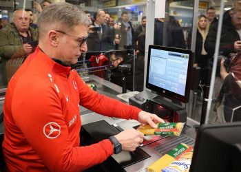 Stefan Kuntz depremzedeler yararına kasiyerlik yaptı