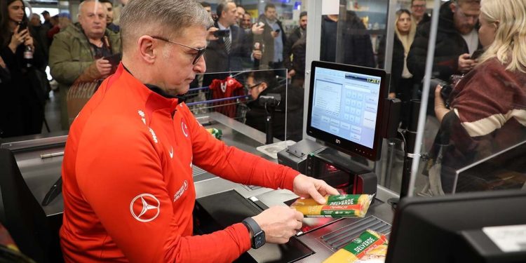 Stefan Kuntz depremzedeler yararına kasiyerlik yaptı