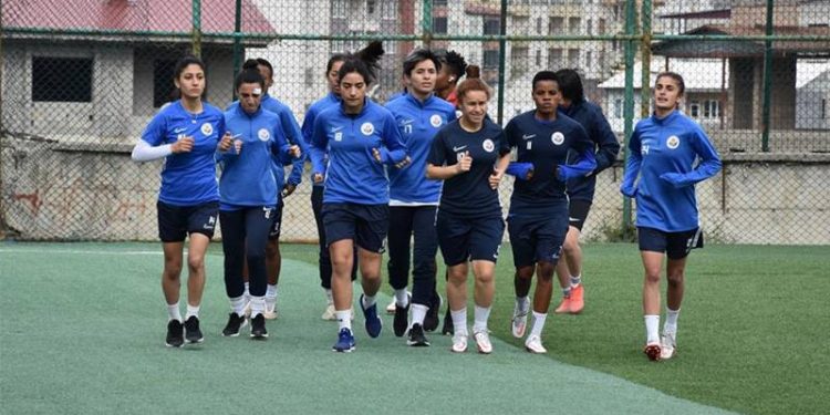 Süper lige yükseldikleri sezona ait formayı, depremzede aile için satışa sunuldu