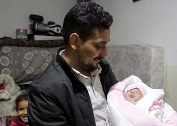 Suriye'de enkazda doğan 'Aye' bebeği amcası evlat edindi