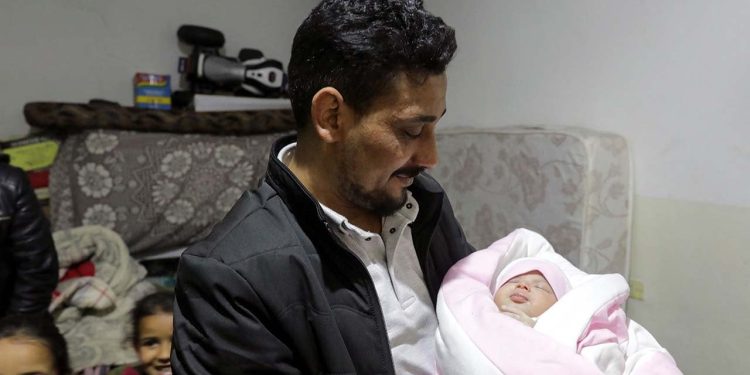 Suriye'de enkazda doğan 'Aye' bebeği amcası evlat edindi