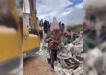 Suriye'nin Halep kentinde enkaz altında bir bebek dünyaya geldi