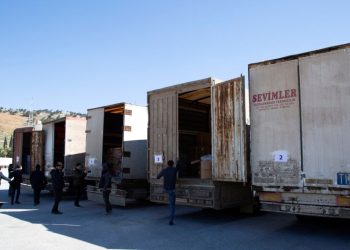 Suriye'nin kuzeyine ilk insani yardım konvoyu Türkiye üzerinden girdi