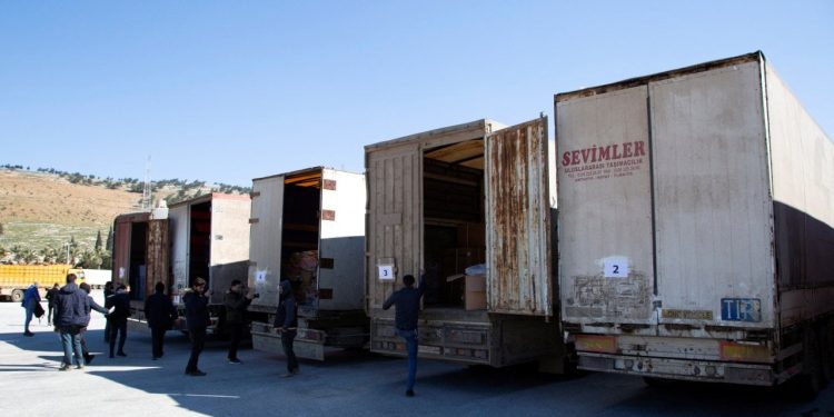 Suriye'nin kuzeyine ilk insani yardım konvoyu Türkiye üzerinden girdi