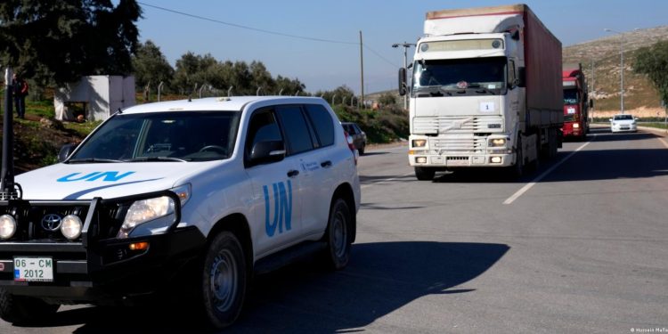 Suriye’ye insani yardım kamyonları geçti