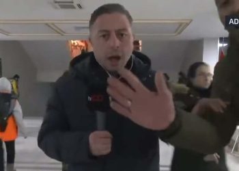 TV100 muhabiri, depremzededen mikrofonu sakladı