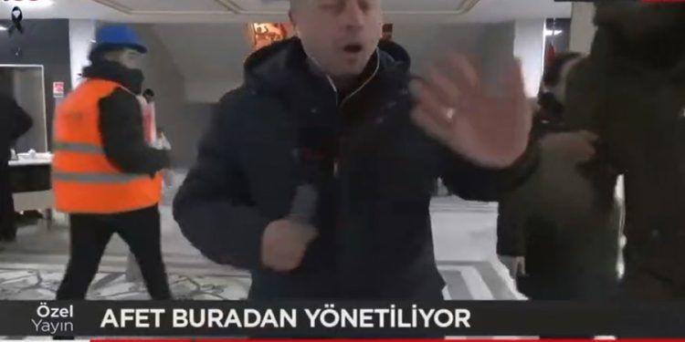 TV100 muhabirinden depremzedeye sansür: Elini itti, mikrofonu sakladı