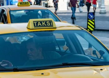 Taksici kılığında turist dolandırıcılığı: Avuçlarının içine saklayarak çaldılar