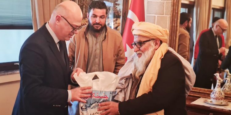 Taliban, Türkiye’ye 50 bin dolarlık deprem yardım parasını poşet içerisinde verdi