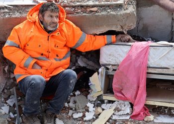 Tarifsiz acı! Depremde ölen kızının elini bırakamadı
