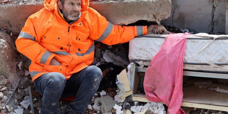 Tarifsiz acı! Depremde ölen kızının elini bırakamadı
