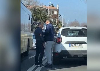Ters yöne giren sürücü kendini uyaran motosikletlilere baltayla saldırdı