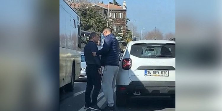 Ters yöne giren sürücü kendini uyaran motosikletlilere baltayla saldırdı