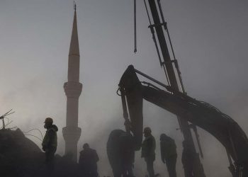 The Guardian: Yıkımın hesabını sormak için önce yolsuzluk ve kayırmacılık ağı çözülmeli