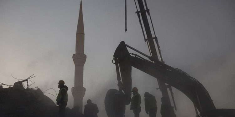 The Guardian: Yıkımın hesabını sormak için önce yolsuzluk ve kayırmacılık ağı çözülmeli