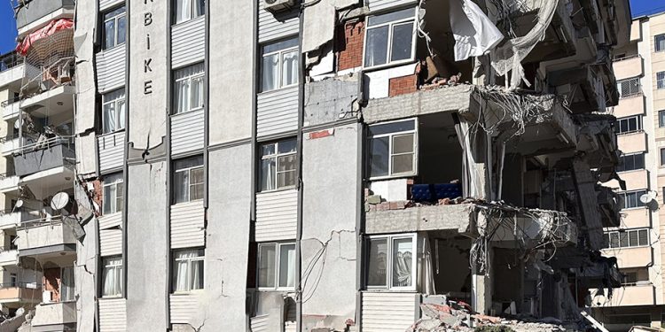 The Telegraph yazdı: Türkiye’deki yeniden inşa çalışmaları 25 yıl kadar sürebilir
