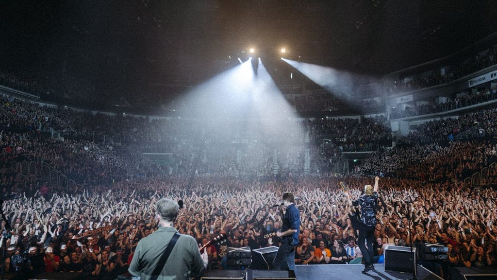 Toten Hosen konserinde depremzedeler için bağış toplandı