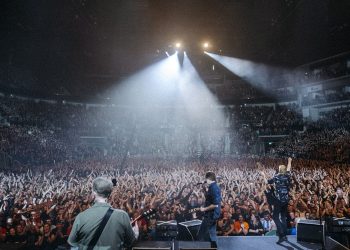 Toten Hosen konserinde depremzedeler için bağış toplandı